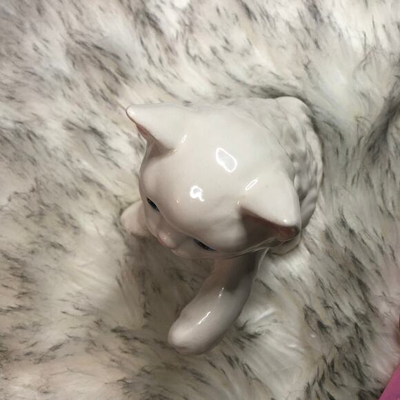 Vintage White Fluffy Ceramic Kitty Cat Blue Eyes Statue Figure - Picture 8 of 12